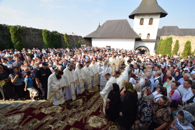 IPS Părinte Teofan, la hramul Mănăstirii Hadâmbu: „Maica Domnului este cinstită prin nașterea de prunci”