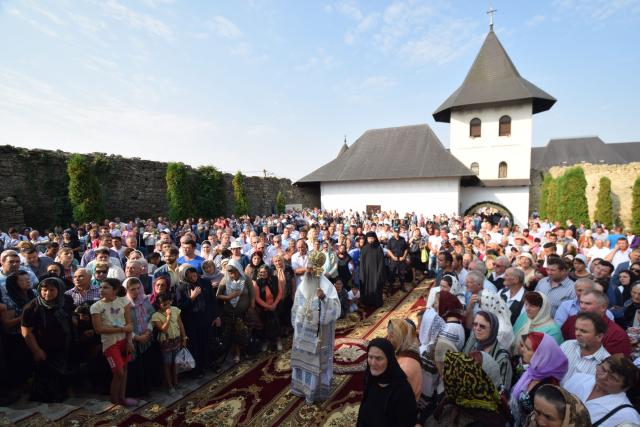 IPS Părinte Teofan, la hramul Mănăstirii Hadâmbu: „Maica Domnului este cinstită prin nașterea de prunci”