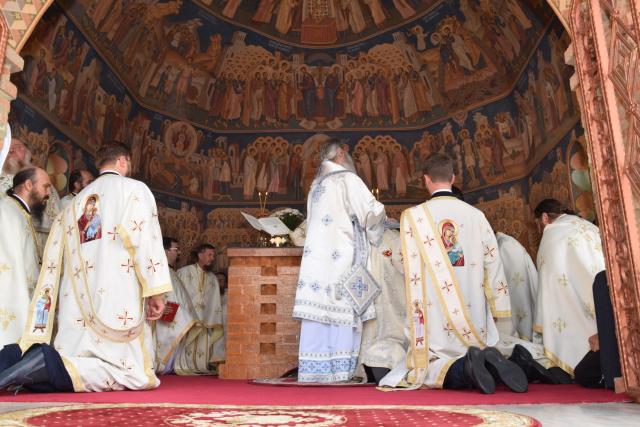 IPS Părinte Teofan, la hramul Mănăstirii Hadâmbu: „Maica Domnului este cinstită prin nașterea de prunci”