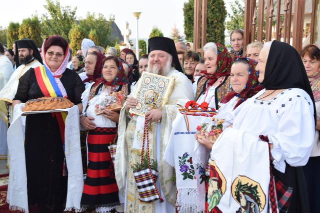IPS Părinte Teofan, la hramul Mănăstirii Hadâmbu: „Maica Domnului este cinstită prin nașterea de prunci”