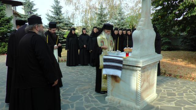 IPS Pimen: „Pentru a putea lua crucea și a-I urma Mântuitorului Hristos trebuie să ne lepădăm de sine”
