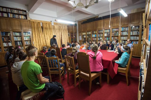 Întâlnire educativă a tinerilor suceveni la Putna