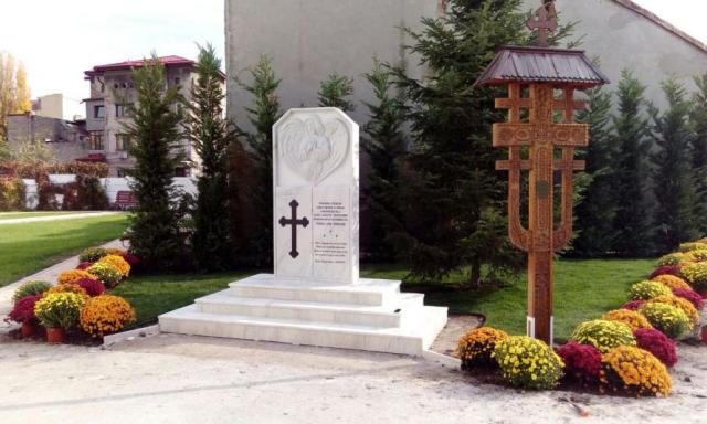 Preasfințitul Timotei Prahoveanul a sfințit monumentul construit în memoria victimelor de la Colectiv