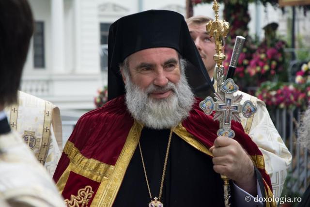 Pelerini din Arhiepiscopia Romanului şi Bacăului, la racla Sfintei Parascheva