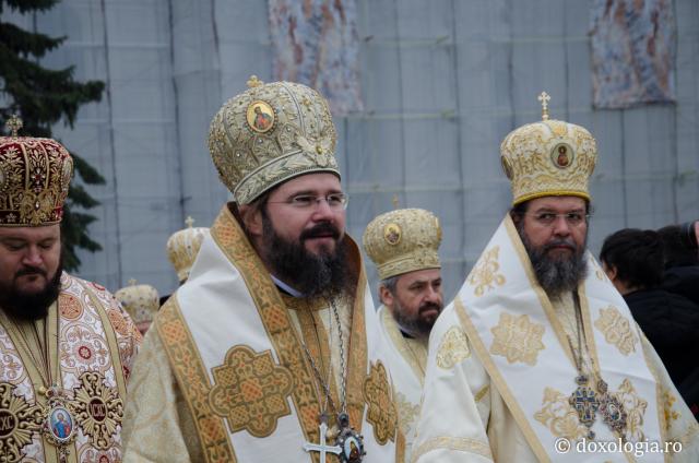 (Foto) Închinarea soborului de ierarhi slujitori la Sfânta Liturghie a hramului Sfintei Parascheva