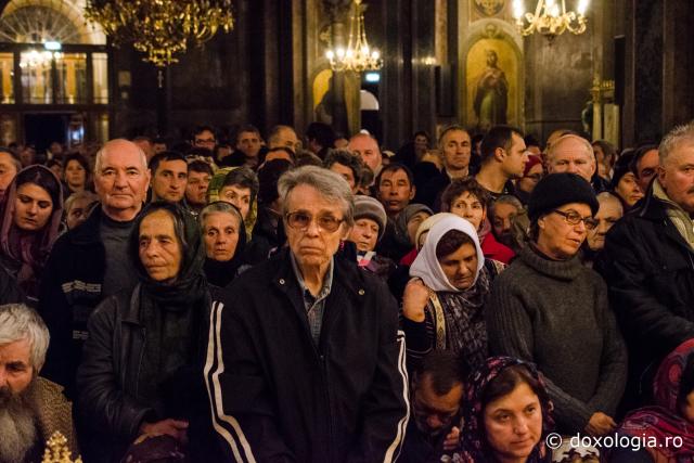 (Foto) Slujba de priveghere a Sfintei Cuvioase Parascheva, la Catedrala Mitropolitană din Iaşi