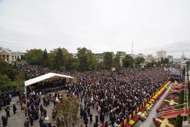 25 000 de pelerini, prezenți la Iași de ziua Sfintei Cuvioase Parascheva