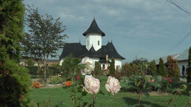 Liturghii arhiereşti la Mănăstirea Groşi şi Parohia Botuş