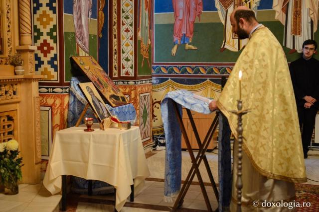 Părticele din moaștele Sfântului Cuvios Neofit Zăvorâtul vor rămâne la Iași