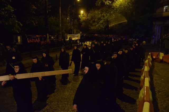 Prin frig și ploaie: pelerini din toată țara au străbătut „Calea Sfinților”