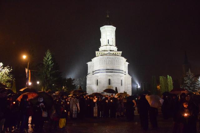 Prin frig și ploaie: pelerini din toată țara au străbătut „Calea Sfinților”