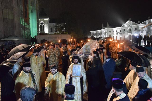 Prin frig și ploaie: pelerini din toată țara au străbătut „Calea Sfinților”