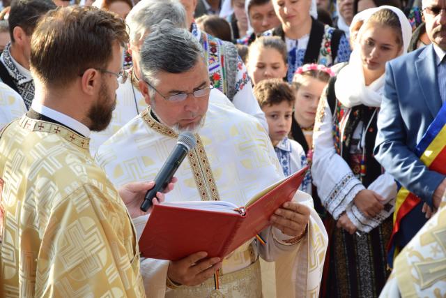 Sărbătoare la Negulești: IPS Mitropolit Teofan a resfințit biserica parohială