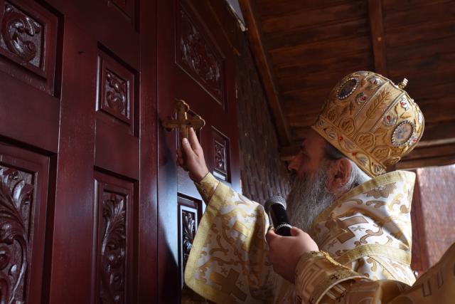 Sărbătoare la Negulești: IPS Mitropolit Teofan a resfințit biserica parohială