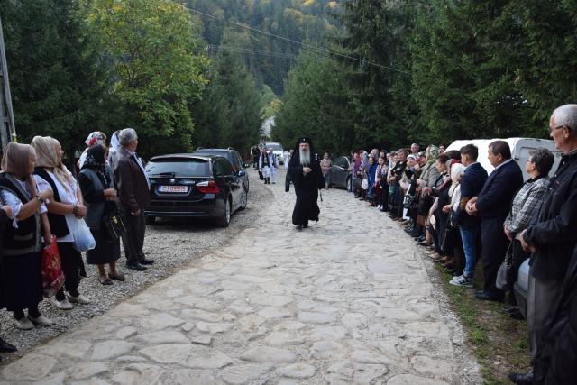 Sărbătoare la Negulești: IPS Mitropolit Teofan a resfințit biserica parohială