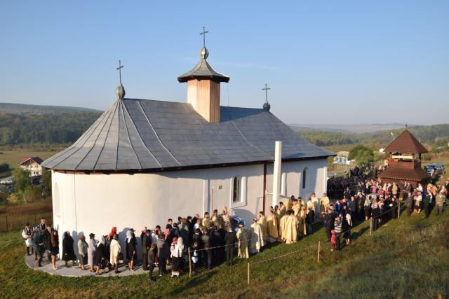 Sfințire de biserică la Balta Arsă (Galerie foto)