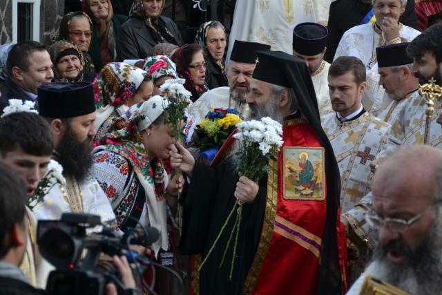 Sfințire de biserică la Piatra Șoimului, după 16 ani de lucrări