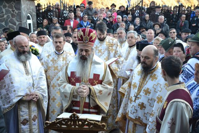 Sfințire de biserică la Piatra Șoimului, după 16 ani de lucrări