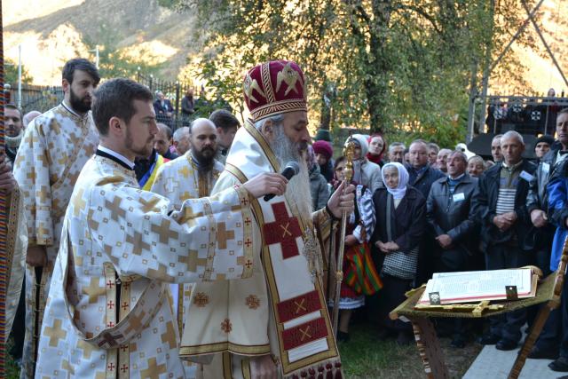 Sfințire de biserică la Piatra Șoimului, după 16 ani de lucrări
