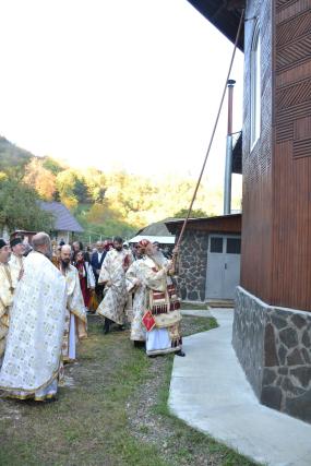 Sfințire de biserică la Piatra Șoimului, după 16 ani de lucrări