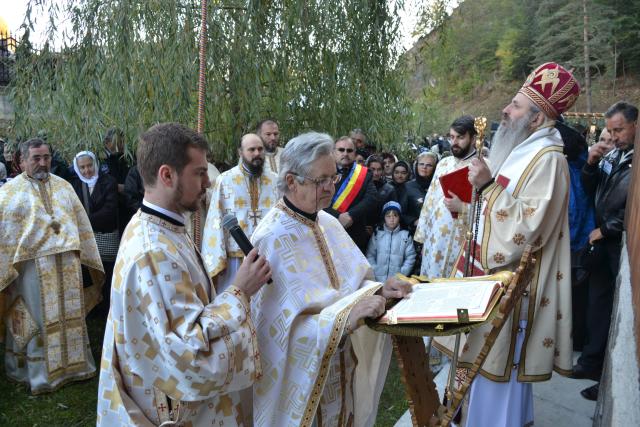 Sfințire de biserică la Piatra Șoimului, după 16 ani de lucrări