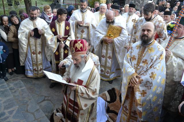 Sfințire de biserică la Piatra Șoimului, după 16 ani de lucrări