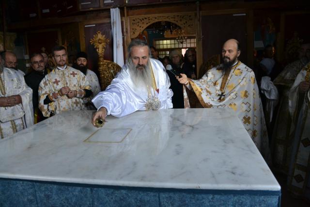 Sfințire de biserică la Piatra Șoimului, după 16 ani de lucrări