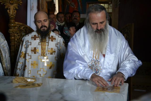 Sfințire de biserică la Piatra Șoimului, după 16 ani de lucrări