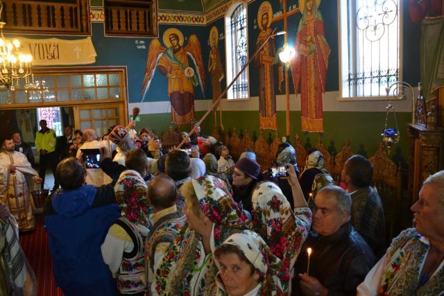 Sfințire de biserică la Piatra Șoimului, după 16 ani de lucrări