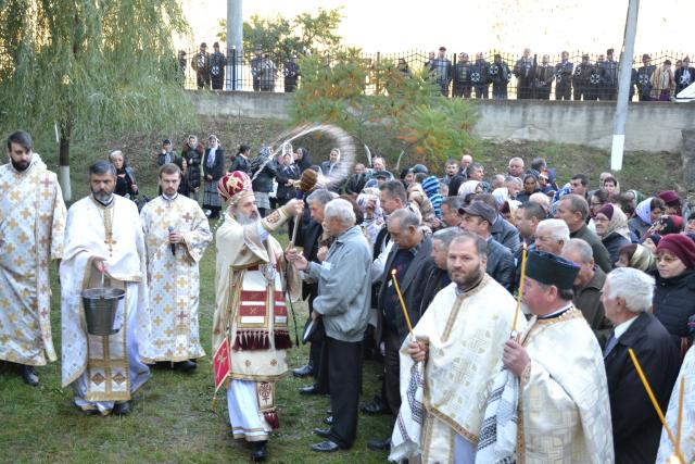 Sfințire de biserică la Piatra Șoimului, după 16 ani de lucrări