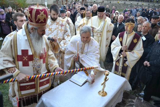Sfințire de biserică la Piatra Șoimului, după 16 ani de lucrări