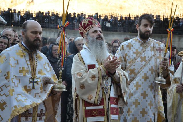 Sfințire de biserică la Piatra Șoimului, după 16 ani de lucrări