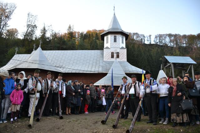 Sfințire de biserică la Piatra Șoimului, după 16 ani de lucrări
