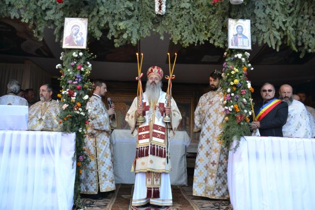 Sfințire de biserică la Piatra Șoimului, după 16 ani de lucrări
