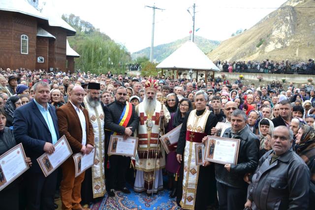 Sfințire de biserică la Piatra Șoimului, după 16 ani de lucrări