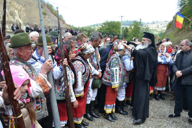 Sfințire de biserică la Piatra Șoimului, după 16 ani de lucrări