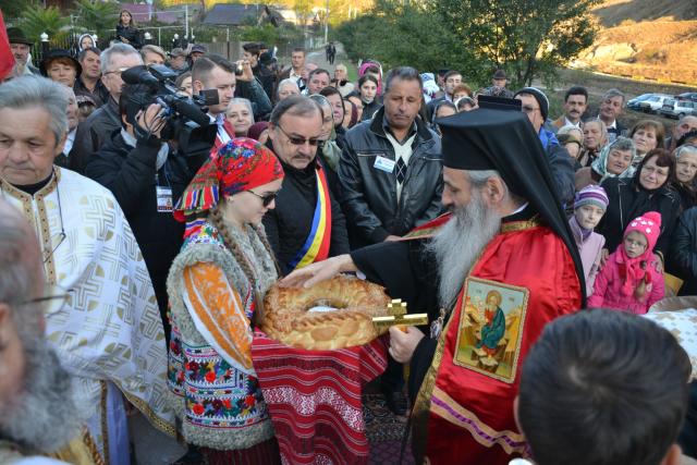 Sfințire de biserică la Piatra Șoimului, după 16 ani de lucrări