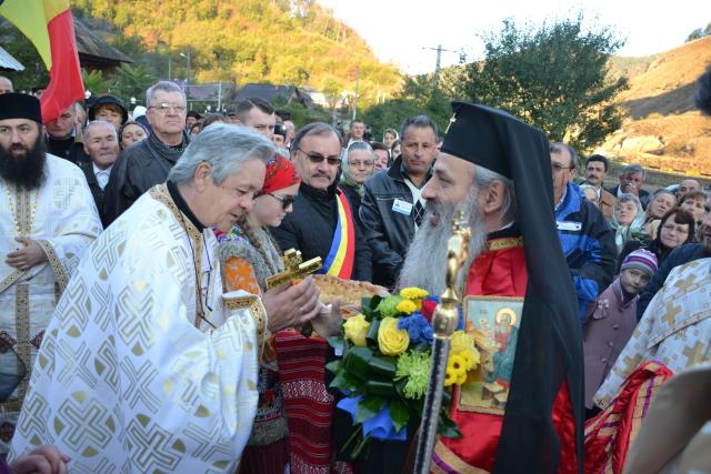 Sfințire de biserică la Piatra Șoimului, după 16 ani de lucrări