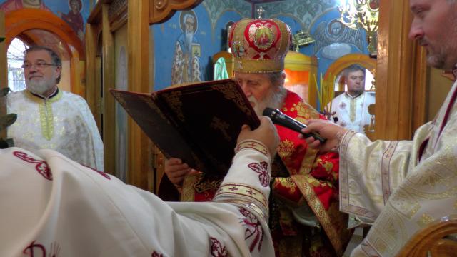 Vizită arhierească la bătrânii din aşezământul Mănăstirii Vatra Dornei