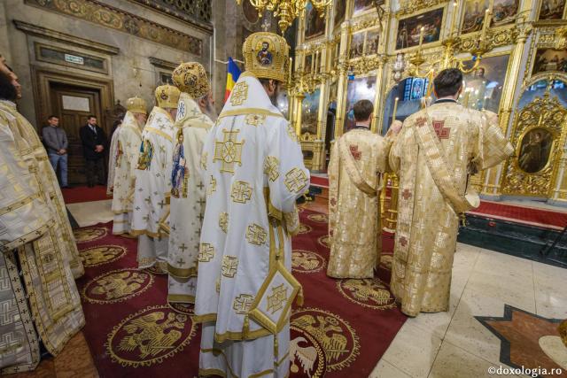 sobor de ierarhi la Sfânta Liturghie în Catedrala Mitropolitană din Iași