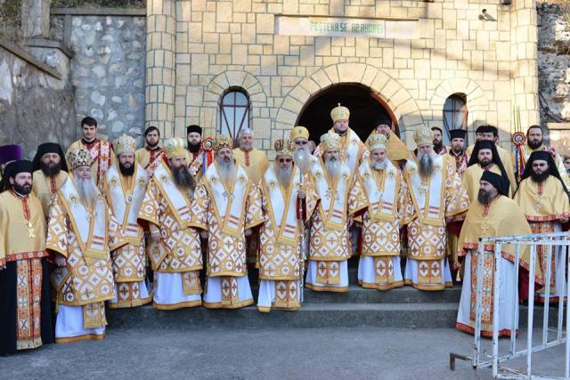 Peste zece mii de pelerini, la slujba oficiată la Peştera Sfântului Apostol Andrei