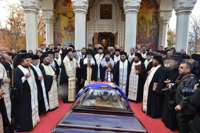 Î.P.S. Justinian Chira a fost înmormântat la Mănăstirea Rohia