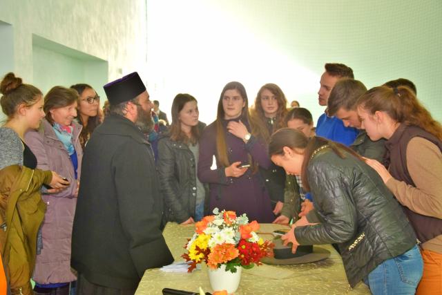 Conferință cu părintele Mihail Daniliuc la Vicovu de Sus, audiată de 600 de elevi