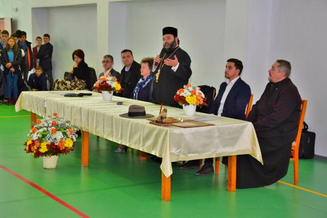 Conferință cu părintele Mihail Daniliuc la Vicovu de Sus, audiată de 600 de elevi