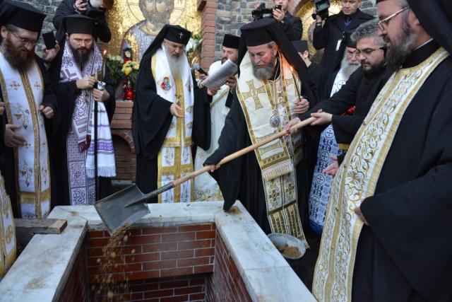 Î.P.S. Justinian Chira a fost înmormântat la Mănăstirea Rohia
