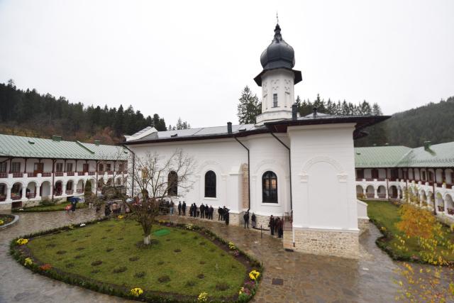 Sfinții Arhangheli, sărbătoriți prin Liturghie arhierească la Mănăstirea Agapia