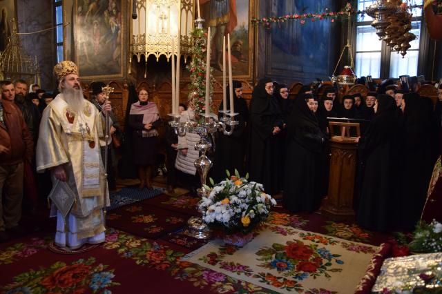 Sfinții Arhangheli, sărbătoriți prin Liturghie arhierească la Mănăstirea Agapia