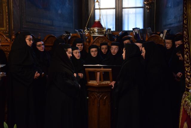 Sfinții Arhangheli, sărbătoriți prin Liturghie arhierească la Mănăstirea Agapia