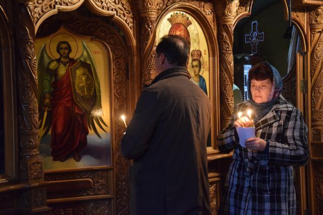 Hram la Mănăstirea Peștera: „Dumnezeu a început lucrarea Sa de mântuire încă de la aducerea la templu a Maicii Domnului”