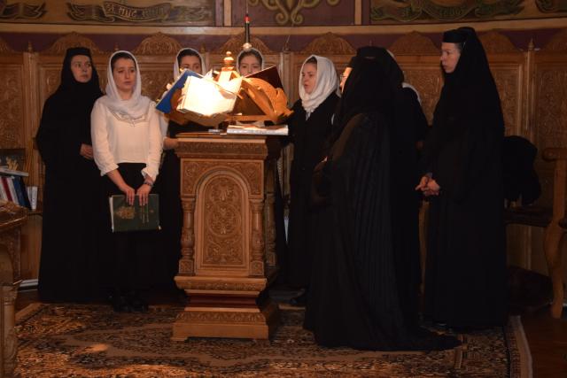 Hram la Mănăstirea Peștera: „Dumnezeu a început lucrarea Sa de mântuire încă de la aducerea la templu a Maicii Domnului”
